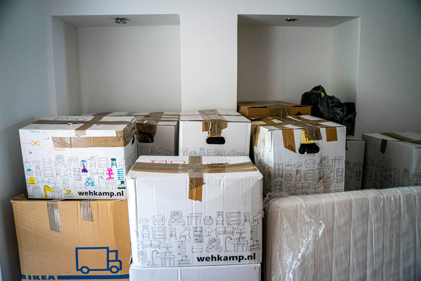 Stack of brown cardboard moving boxes